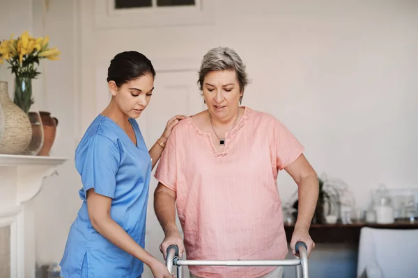 Slow Steady Steps Now Attractive Young Female Caregiver Assisting Senior — Fotografia de Stock