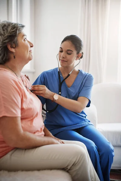 Everything Sounds Good Attractive Young Female Nurse Examining Senior Patient — Stockfoto