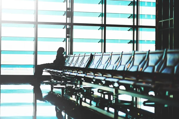 Looks Going Little Late Unidentifiable Traveler Using His Smartphone Empty — Stock Photo, Image
