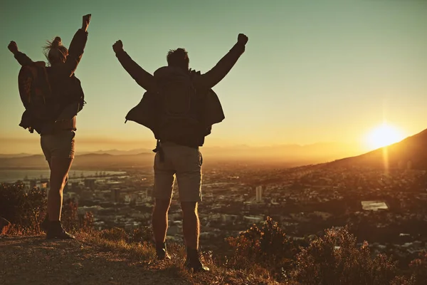 Achieving Trail Goals Couple Celebrating Reaching Summit —  Fotos de Stock