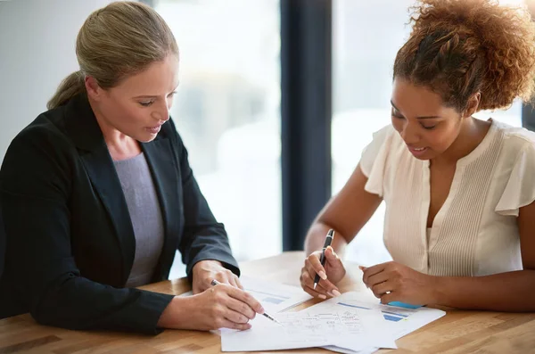 Making Deals Happen Two Businesswoman Sitting Office Discussing Paperwork — Foto de Stock