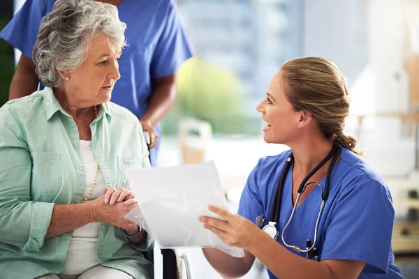 Keeping Her Patients Loop Doctor Discussing Treatments Senior Woman Sitting — Stockfoto