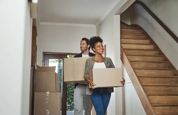 Excited Happy Young Couple Moving New Home Together While Carrying —  Fotos de Stock