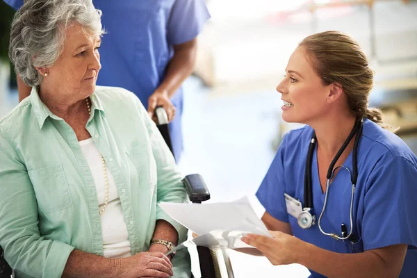 Experience You Can Trust Doctor Discussing Treatments Senior Woman Sitting — Fotografia de Stock