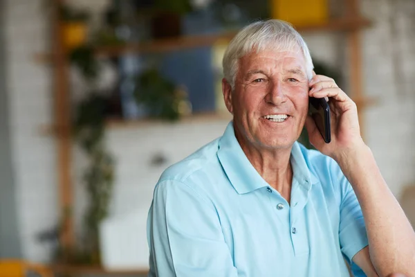 Here You Senior Man Using His Cellphone While Sitting Coffee —  Fotos de Stock