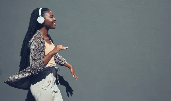 Музика Університет Студент Коледжу Танцюють Слухають Подкаст Або Радіо Навушниках — стокове фото