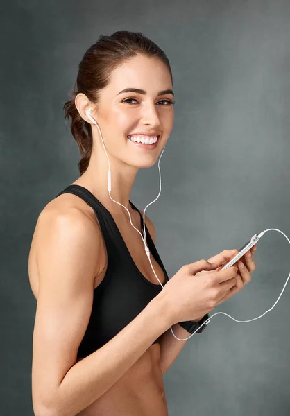 Choosing Some Tunes Keep Moving Studio Portrait Sporty Young Woman — Foto Stock