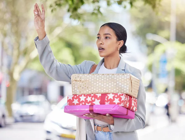 Woman Holding Gift Calling Taxi Street Travel Birthday Anniversary Congratulation — 图库照片