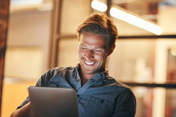 Digitalize Tasks Time Handsome Young Man Working Late His Office — Photo