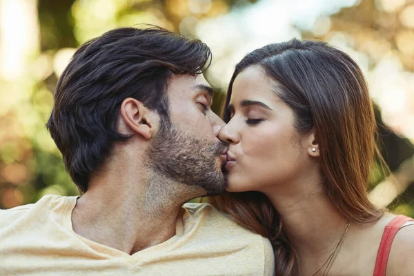 Вони Ніколи Закінчуються Поцілунками Лагідна Молода Пара Розділяє Поцілунок Вулиці — стокове фото