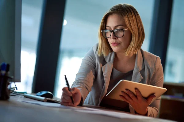 Shes Dedicated Employee Businesswoman Working Digital Tablet Her Office Late — Stockfoto