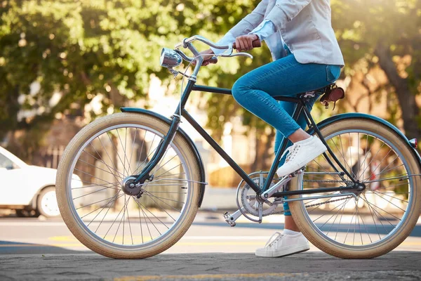 Adventure Street Travel Bike Break Outdoor Urban City Summer Woman — 图库照片
