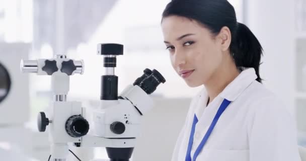 Έρευνα Βακτήρια Και Επιστημονικός Οικότροφος Μικροσκόπιο Που Ασχολείται Την Ιατρική — Αρχείο Βίντεο