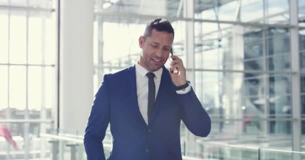 Корпоративный Успешный Бизнесмен Телефону Довольным Клиентом Работой Современном Здании Генеральный — стоковое видео