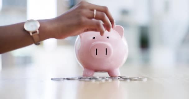 Χρηματοοικονομικά Χρήματα Και Piggy Τραπεζικές Επενδύσεις Μετρητά Για Μελλοντική Οικονομική — Αρχείο Βίντεο