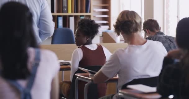 Вчителька Допомагає Студенту Навчанню Задавати Питання Піднімаючи Руку Класі Столом — стокове відео