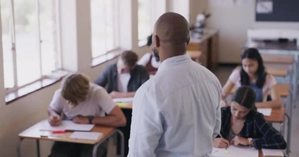 Навчання Освіта Щаслива Людина Або Вчителька Викладає Клас Студентів Або — стокове відео