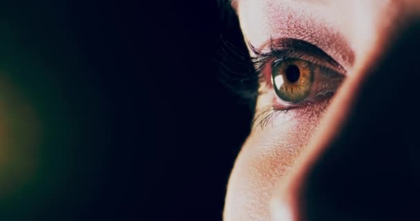 Глаза Зрение Цвет Женщиной Думающей Идее Студии Черном Фоне Тест — стоковое видео