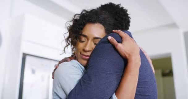 Happy Wife Hugging Traveling Businessman Husband Love Work Travel Home — Vídeo de Stock