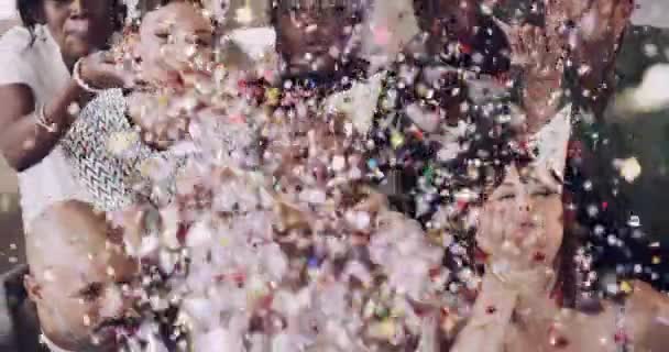Друзья Вечеринка Случаю Дня Рождения Раздувание Конфетти Воздухе Домашнем Празднике — стоковое видео