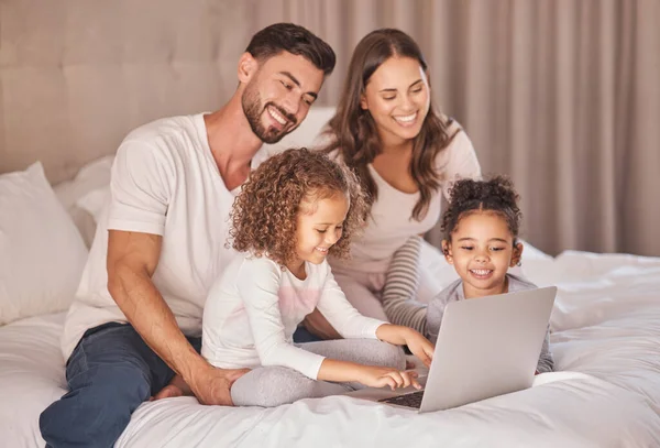 Family Laptop Relax Bed Together Kids Bonding Time Caring Home — Foto de Stock