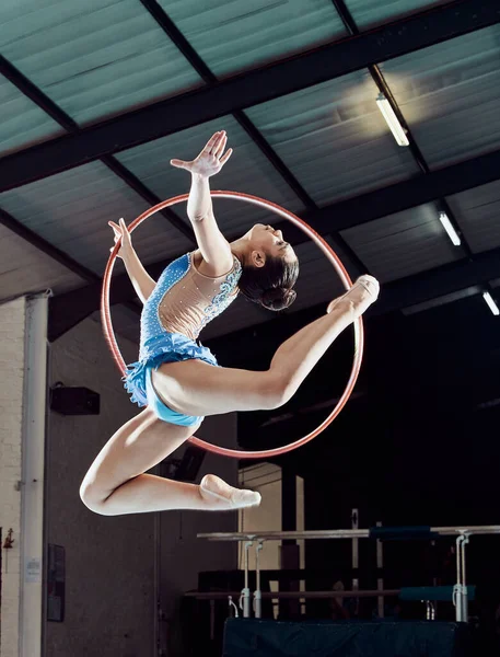 Sports Woman Performance Ring Air Gymnastics Show Fitness Girl Doing — Fotografia de Stock