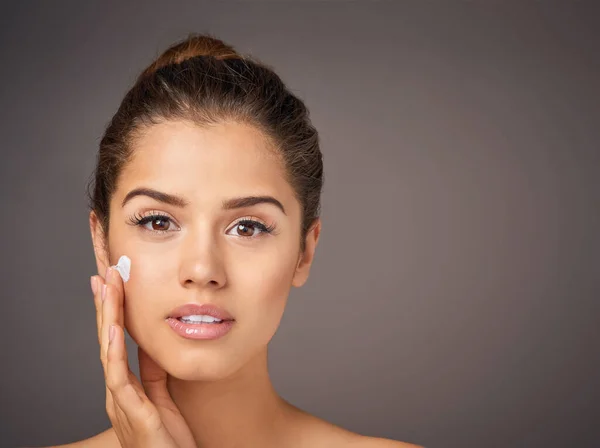 Nourished Skin Beautiful Skin Studio Portrait Beautiful Young Woman Applying — Stockfoto