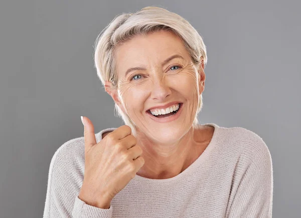 Skincare Ευεξία Και Τους Αντίχειρες Επάνω Από Ευτυχισμένη Ώριμη Γυναίκα — Φωτογραφία Αρχείου
