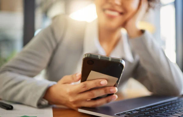 Employee Texting Phone While Working Laptop Smiling Relaxing Modern Office — Stok fotoğraf