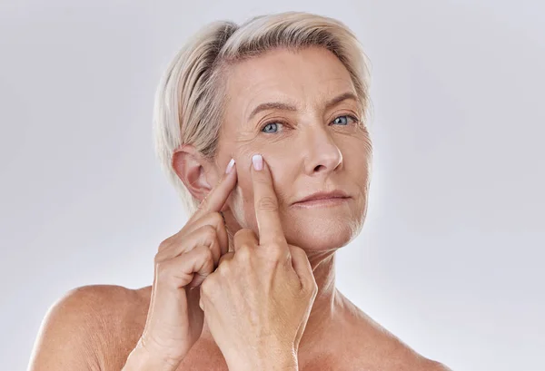 Acne Pimple Popping Senior Woman While Doing Skincare Beauty Treatment — Stok Foto