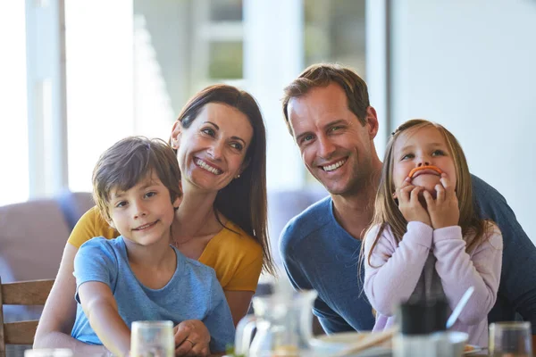 Even Mealtime Chance Quality Time Portrait Family Enjoying Meal Together — ストック写真