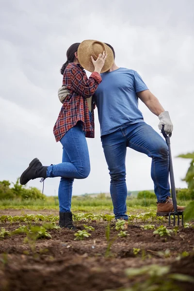 Farmer Love Couple Kiss Hiding Hat Agriculture Sustainability Green Farm — Fotografia de Stock
