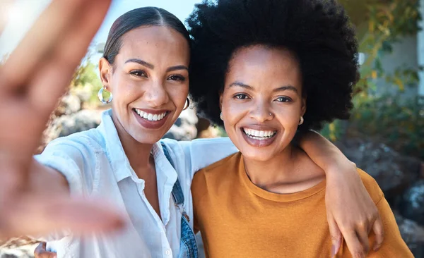 Face Friends Taking Selfie Happy Nature Park Hugging Smile Summer — Photo