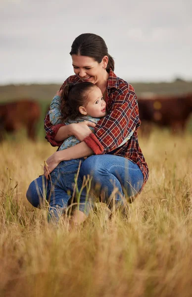 Love Family Care Mother Daughter Hugging Field Farm Cattle Farmer — Stock Fotó