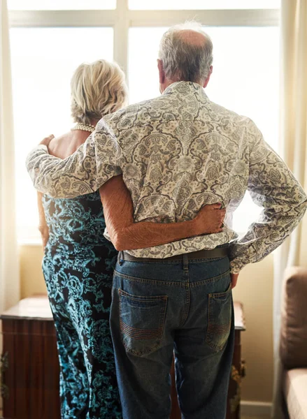 Seems Only Yesterday Rearview Shot Senior Couple Gazing Out Window — Stok fotoğraf
