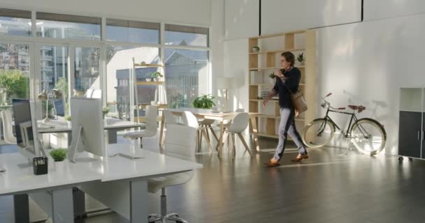 Businessman Arriving Work Bike Bicycle Sitting His Desk Texting Phone — Wideo stockowe