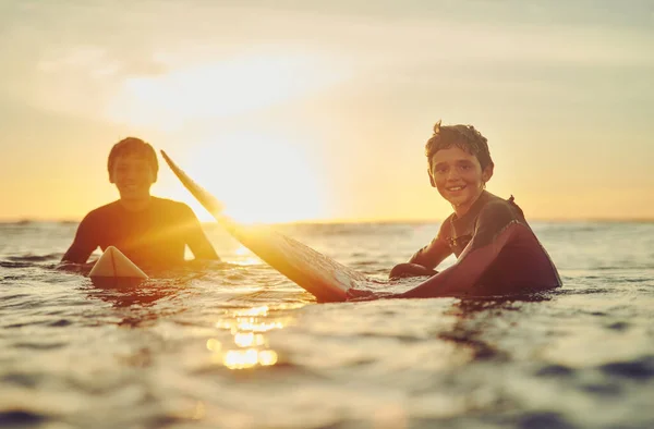 Good Vibes Happen Tides Portrait Two Young Brothers Sitting Surfboards — Fotografia de Stock