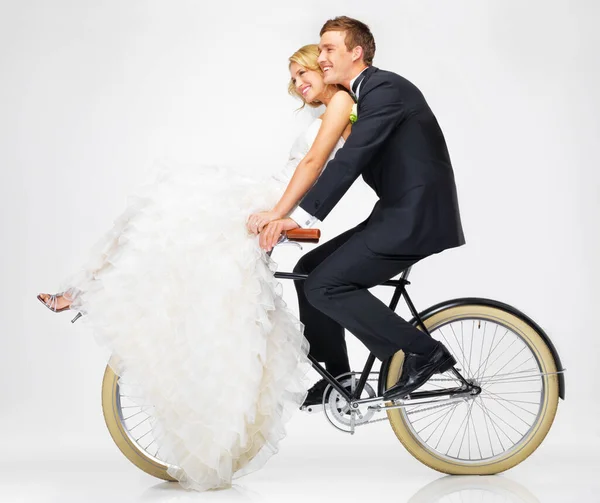 Happy Wedding Couple Bicycle White Background Getting Married Together Love — kuvapankkivalokuva