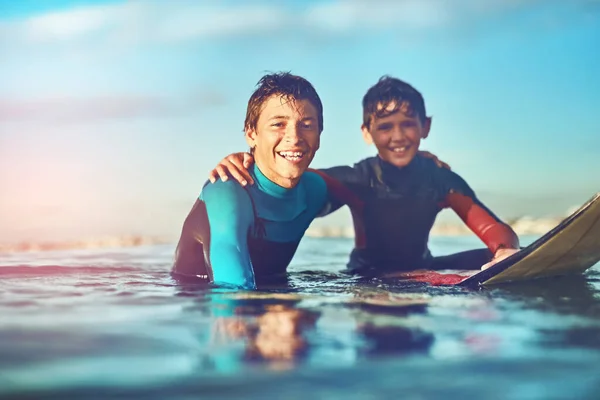 Joy Surfing Share Stoke Two Young Boys Out Surfing — ストック写真