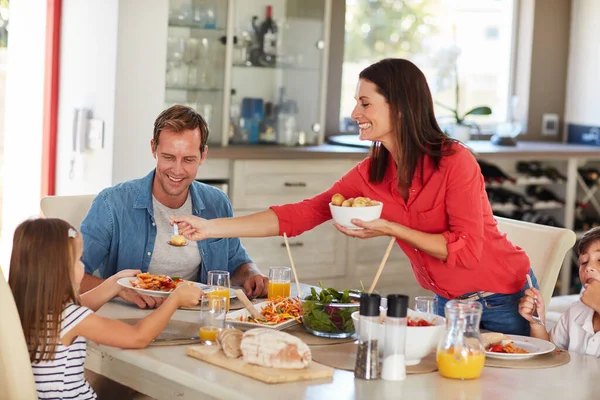 Making Sure Her Family Eats Well Happy Family Enjoying Home — ストック写真