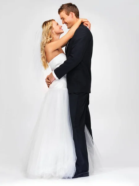 Пара Свадьба Счастливой Невестой Женихом Студии Белом Фоне Платье Костюм — стоковое фото
