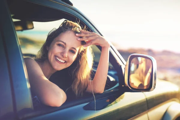Destination Happiness Cropped Portrait Attractive Young Woman Roadtrip — Stockfoto