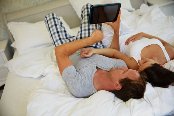 Sharing Online Interests Each Other Mature Couple Using Digital Tablet — Stockfoto