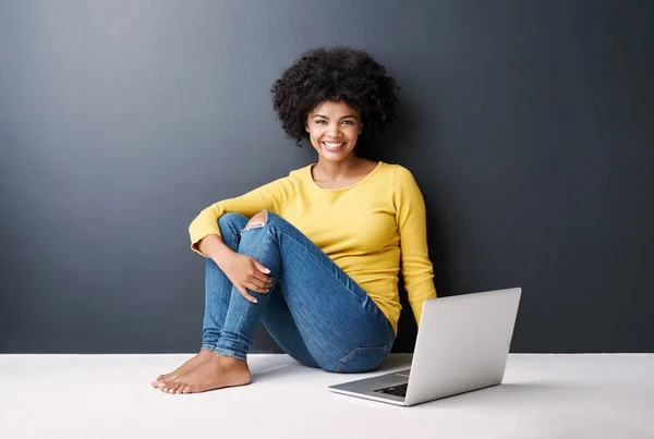 Blogging Best Studio Portrait Attractive Young Woman Using Her Laptop — 스톡 사진