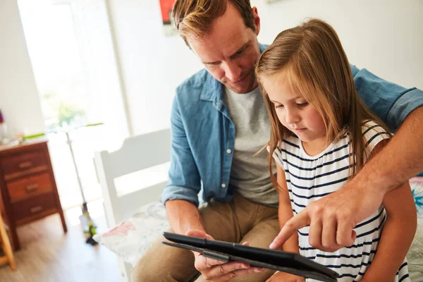 Teaching Her Technology Father His Young Daughter Sitting Together Living — Foto de Stock