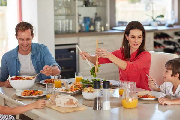 Make Space Salad Your Plate Mister Happy Family Enjoying Home — Stockfoto