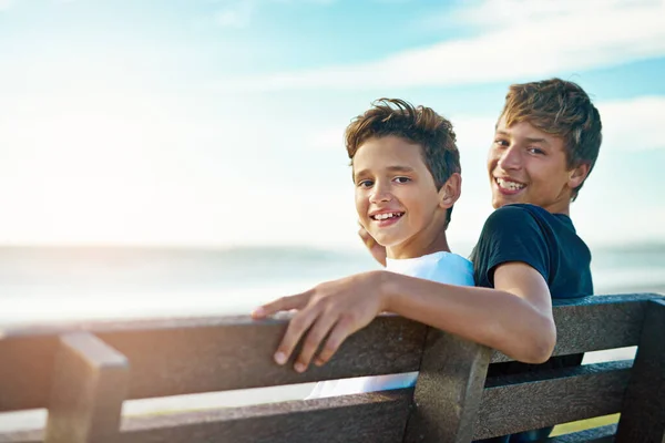Theres Sibling Rivalry Here Portrait Two Happy Brothers Sitting Bench — Fotografia de Stock
