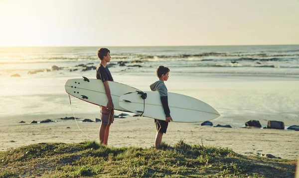 Keeping Eye Swell Two Young Brothers Holding Surfboards While Looking — Stok fotoğraf