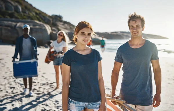 Ось Проводимо Літо Портрет Молодих Друзів Гуляють Пляжі Сонячний День — стокове фото