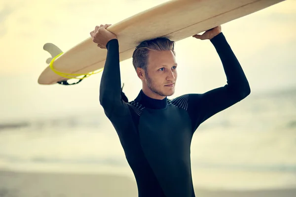 Surfers Have Saltwater Veins Laid Back Young Surfer Watching Waves — Stock Fotó